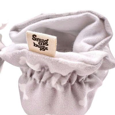 Snugabugz_neutral_grey_stay-on_baby_booties_close-up_back_cuff